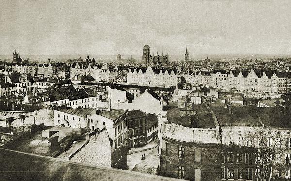 Zabudowa mieszkalna Biskupiej Górki, w tle Główne Miasto, ok. 1905